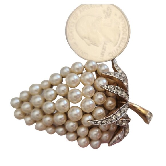 Trifari Gold Tone Clear Rhinestone Faux Pearl Grape Cluster Brooch, Signed M540 - Picture 4 of 6